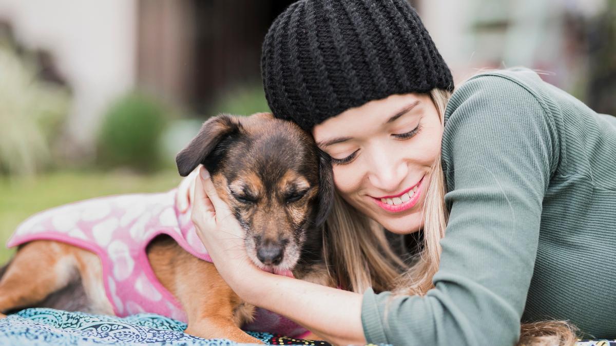 Mujer abrazando a su perro.