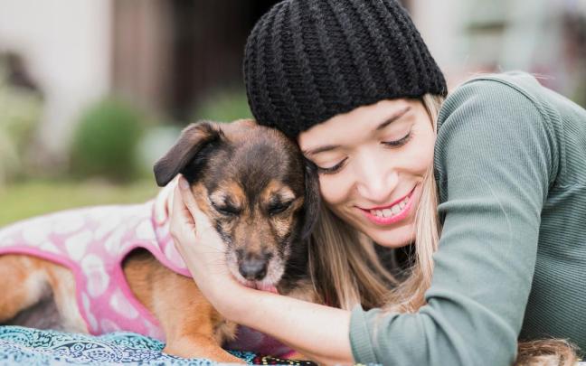 Mujer abrazando a su perro.