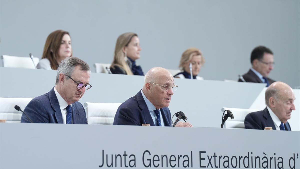El CEO del Banco Sabadell, César González-Bueno (i), y el presidente del Banco Sabadell, Josep Oliu (i), durante la junta general extraordinaria de accionistas de Banco Sabadell, 6 de agosto de 2025.