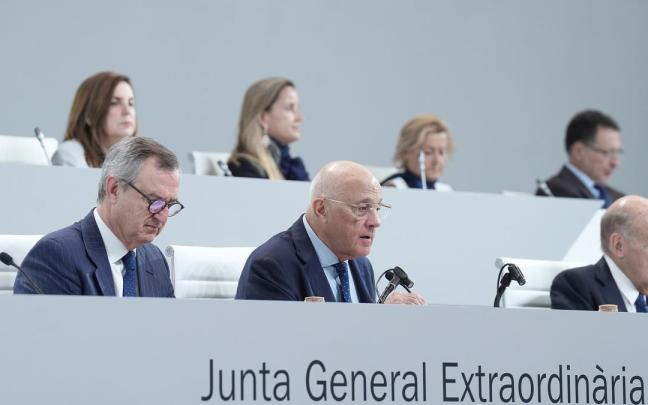 El CEO del Banco Sabadell, César González-Bueno (i), y el presidente del Banco Sabadell, Josep Oliu (i), durante la junta general extraordinaria de accionistas de Banco Sabadell, 6 de agosto de 2025.