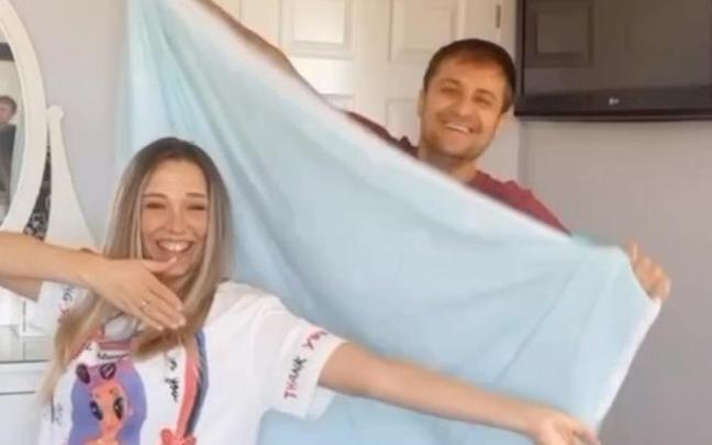 La pareja, mostrando el truco en un vídeo. / Instagram (@sararoal) La pareja, mostrando el truco en un vídeo.