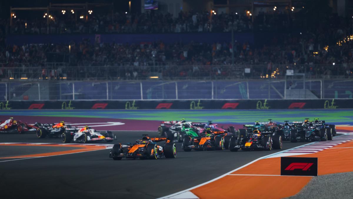 Imagen de los primeros instantes de la carrera del Gran Premio de Catar.