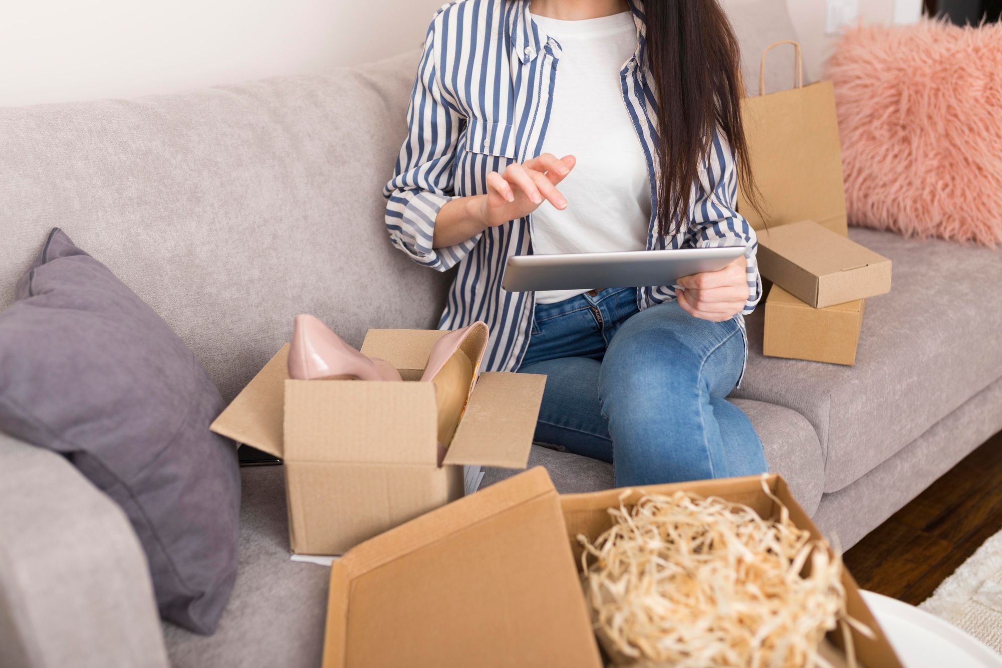 Una mujer recibe un pedido online.