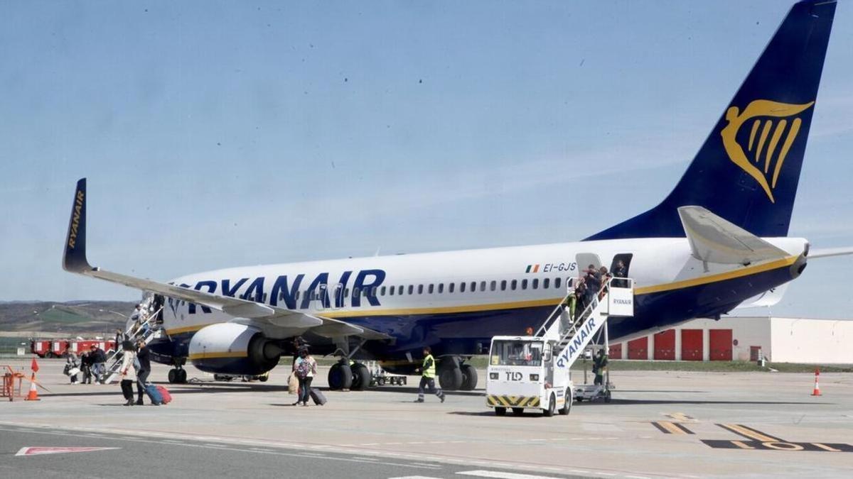 Avión de Ryanair en la pista del aeropuerto de Foronda