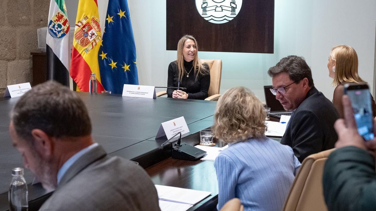 María Guardiola preside el Consejo de Gobierno de la Junta de Extremadura.