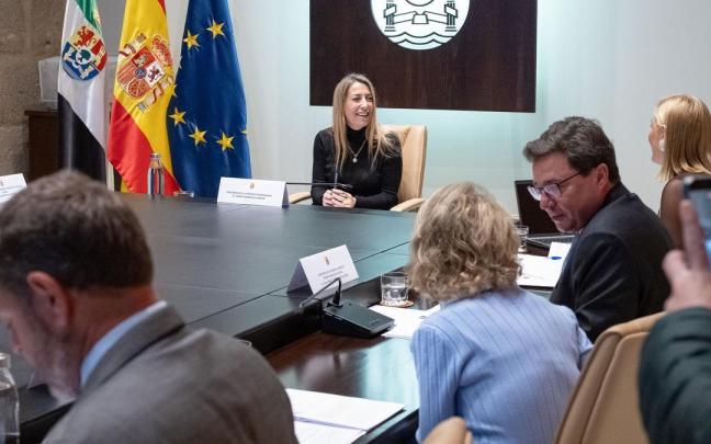 María Guardiola preside el Consejo de Gobierno de la Junta de Extremadura.