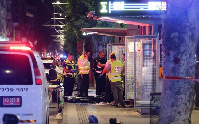 Los servicios de emergencia junto a una de las víctimas del ataque en Tel Aviv. / EFE Los servicios de emergencia junto a una de las víctimas del ataque en Tel Aviv.