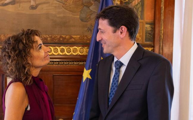 La ministra de Hacienda, María Jesús Montero, con el consejero Noël d'Anjou, en una anterior reunión