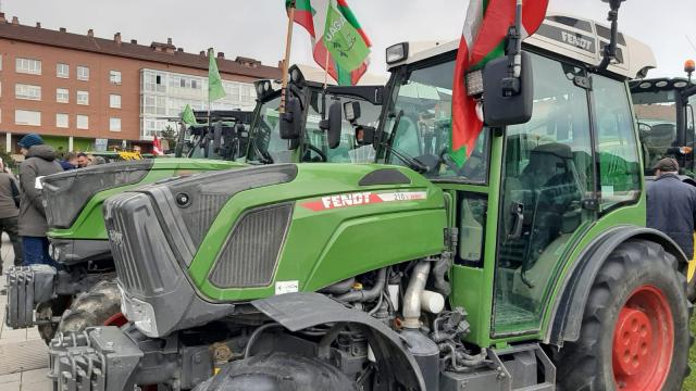 Tractores durante su protesta de este miércoles en Gasteiz. Foto: Marce Rodríguez