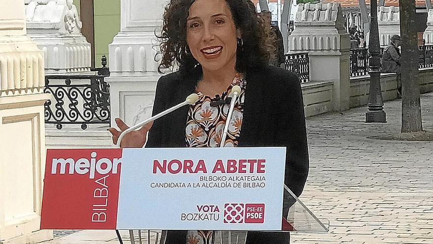 Nora Abete delante de los micrófonos durante el acto celebrado en El Arenal. | FOTO: PSE