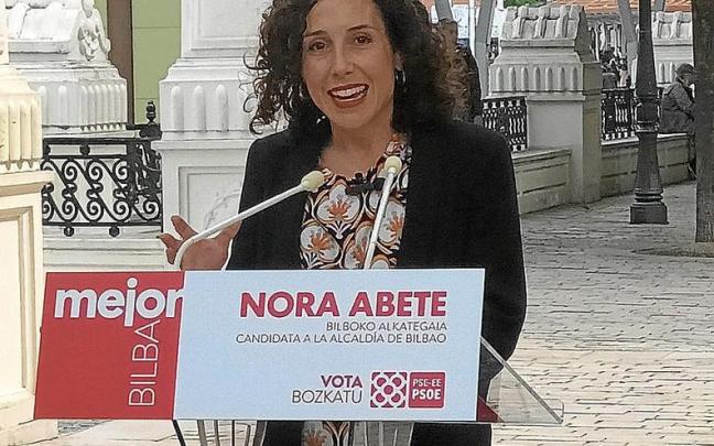 Nora Abete delante de los micrófonos durante el acto celebrado en El Arenal. | FOTO: PSE