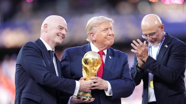 Gianni Infantino y Donald Trump, con el trofeo de la Copa del Mundo.