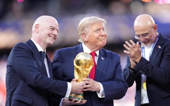 Gianni Infantino y Donald Trump, con el trofeo de la Copa del Mundo.