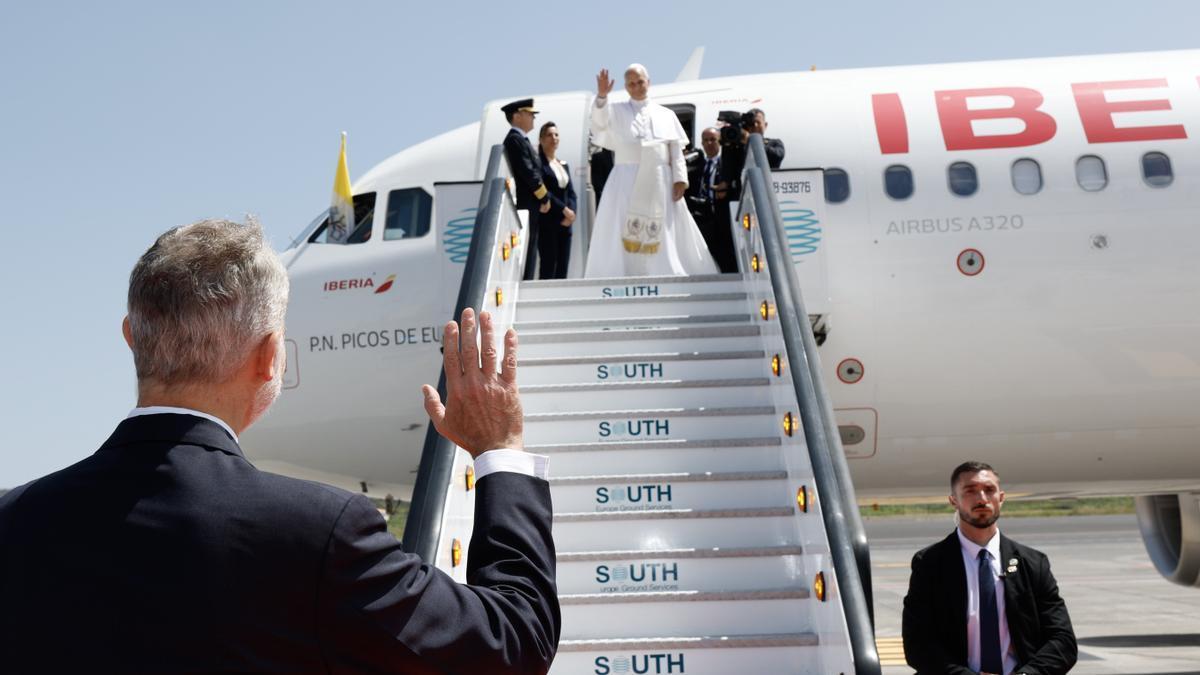 El papa subiendo al avión.