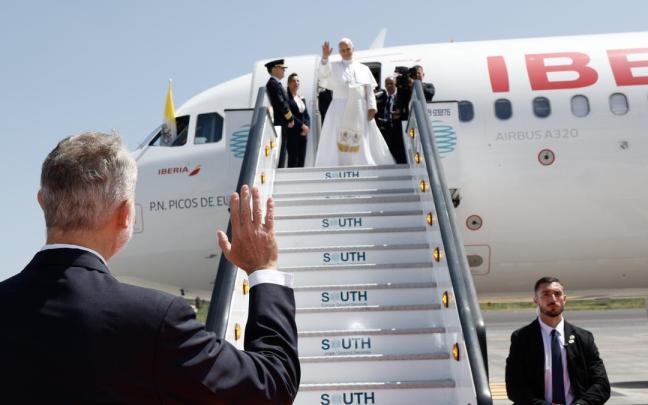 El papa subiendo al avión.