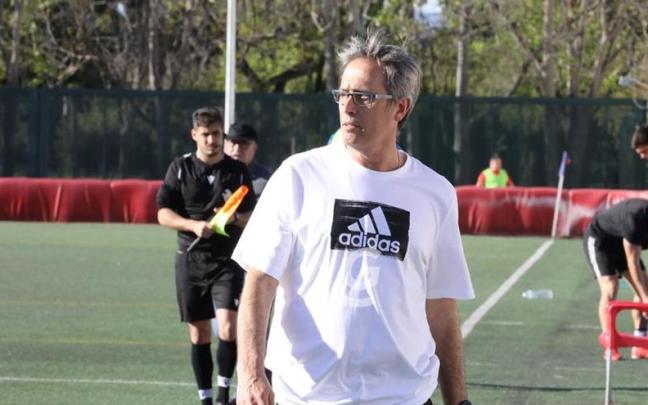 Luis Navarro, en la banda durante un partido. / GOLSMEDIA