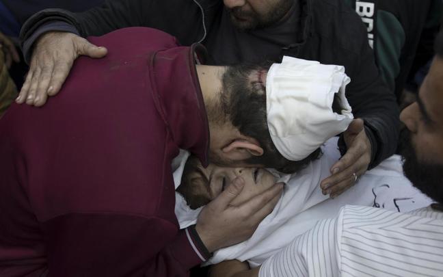 Israel traslada la ofensiva terrestre al sur de Gaza donde se hacinan los refugiados