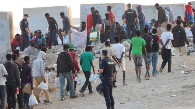 En imágenes | Traslado de los migrantes de la playa del Trampolín