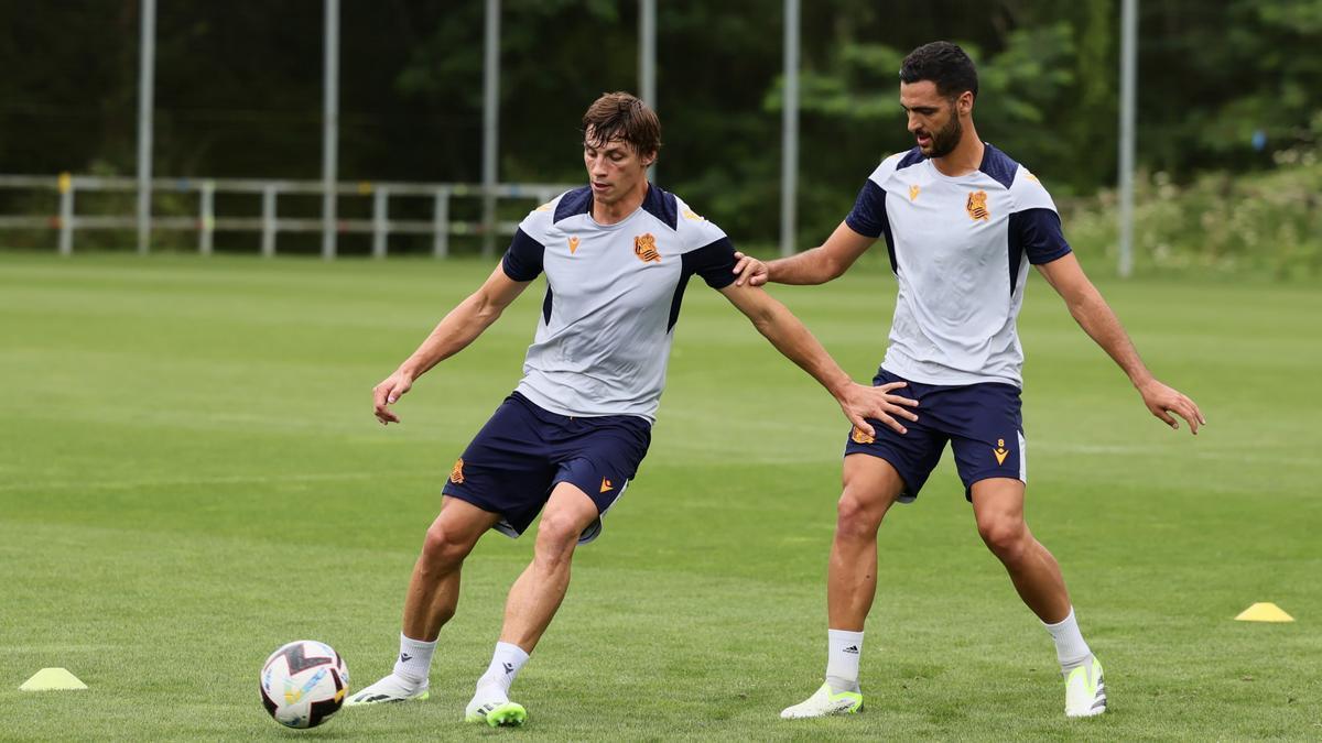 Le Normand, durante su entrenamiento de este miércoles, junto a Merino. / REAL SOCIEDAD Le Normand, durante su entrenamiento de este miércoles, junto a Merino. / REAL SOCIEDAD