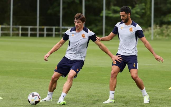 Le Normand, durante su entrenamiento de este miércoles, junto a Merino. / REAL SOCIEDAD