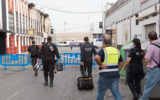 Los forenses y la Policía Científica entrando en las discotecas que se incendiaron el pasado domingo.