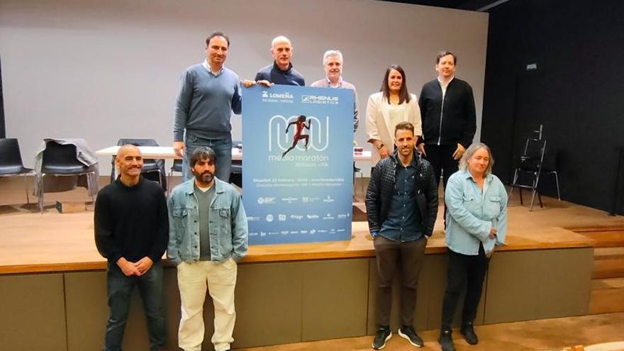 Ibon Muñoz, Lupe Queiruga, Borja Olazabal y María Pastor junto a representantes de empresas patrocinadoras de la prueba.