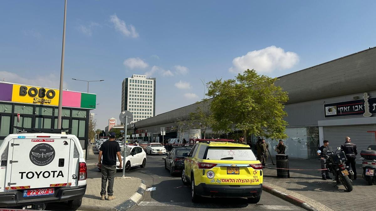 Una persona murió y ocho resultaron heridas este domingo tras producirse un tiroteo y apuñalamiento en la estación central de autobuses de Beer Sheva, en el sur de Israel.