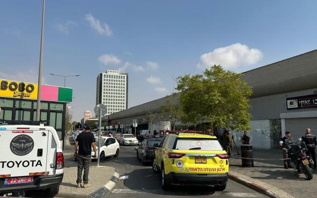 Una persona murió y ocho resultaron heridas este domingo tras producirse un tiroteo y apuñalamiento en la estación central de autobuses de Beer Sheva, en el sur de Israel.