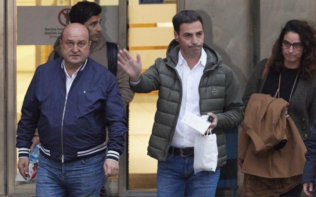 El candidato a lehendakari del PNV, Imanol Pradales, a su salida del hospital de Cruces