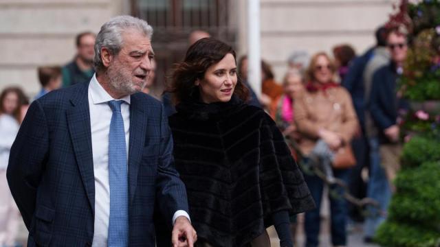 La presidenta de la Comunidad de Madrid, Isabel Díaz Ayuso, junto a su jefe de Gabinete, Miguel Ángel Rodríguez, que ha popularizado el ‘pa’lante’ contra sus rivales políticos.