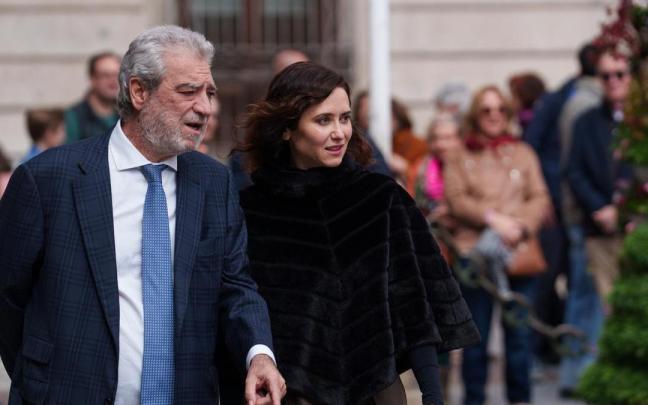 La presidenta de la Comunidad de Madrid, Isabel Díaz Ayuso, junto a su jefe de Gabinete, Miguel Ángel Rodríguez, que ha popularizado el ‘pa’lante’ contra sus rivales políticos.