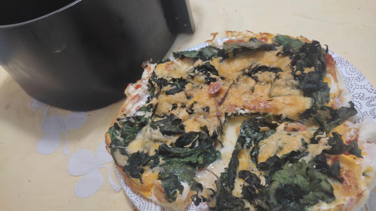 Las espinacas y el queso dan un aspecto diferente a esta tortilla que no bate los huevos.