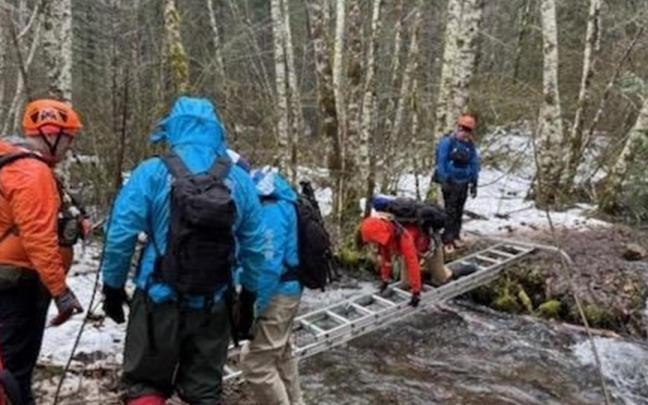 Equipos de emergencia y voluntarios buscan a los desaparecidos.