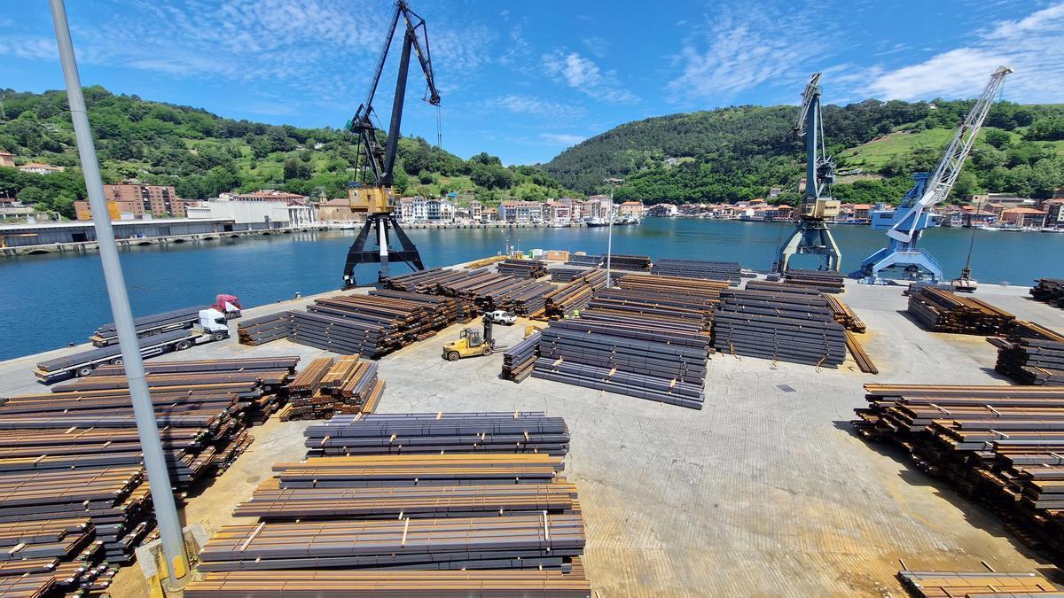 Productos metalúrgicos esperan a ser cargados en el Puerto de Pasaia.