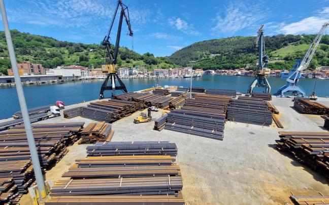 Productos metalúrgicos esperan a ser cargados en el Puerto de Pasaia. Productos metalúrgicos esperan a ser cargados en el Puerto de Pasaia.