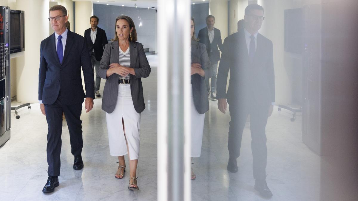 Alberto Núñez Feijóo y Cuca Gamarra, ayer en los pasillos del Congreso de los Diputados.