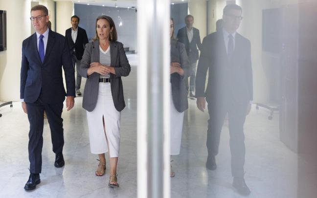 Alberto Núñez Feijóo y Cuca Gamarra, ayer en los pasillos del Congreso de los Diputados.