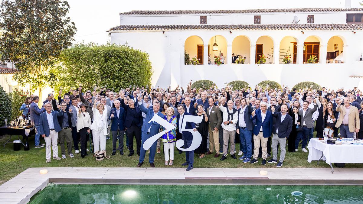 Foto de familia durante la celebración de las 75 vendimias de Torelló.