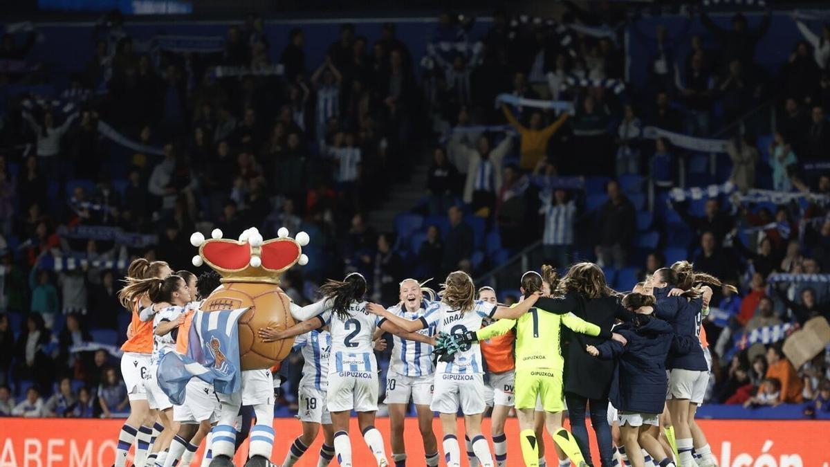 Las jugadoras de la Real celebrando el pase a la final de Copa. / JAVIER COLMENERO