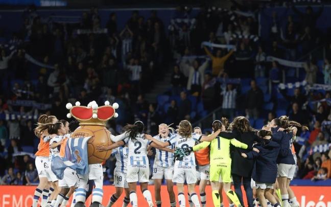 Las jugadoras de la Real celebrando el pase a la final de Copa. / JAVIER COLMENERO