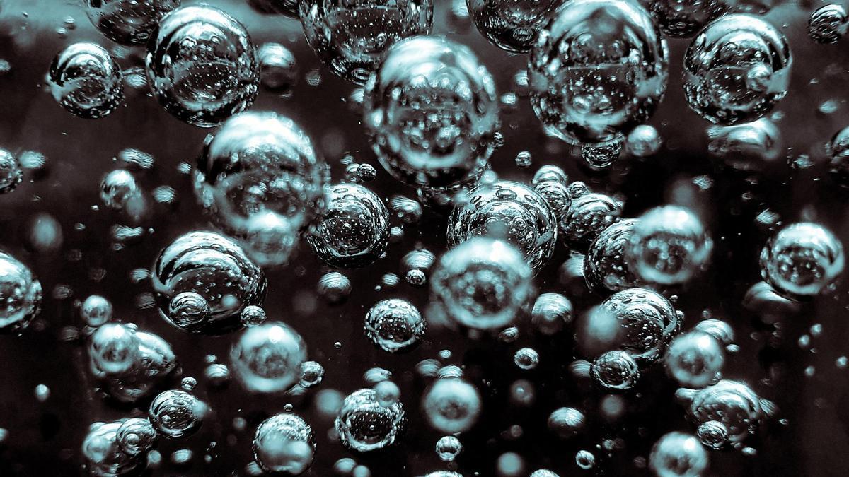 Burbujas de oxígeno en el agua.