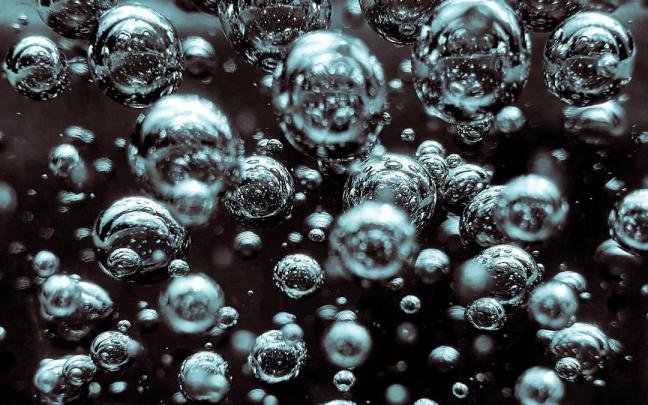 Burbujas de oxígeno en el agua.