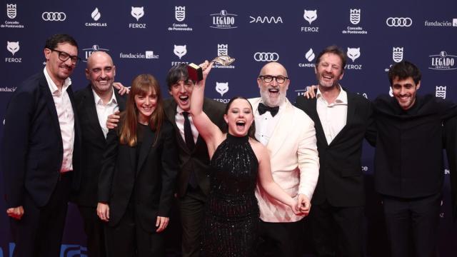 El equipo de Yakarta posa con el Premio a serie dramática por en la alfombra roja de los premiados en los Premios Feroz 2026.