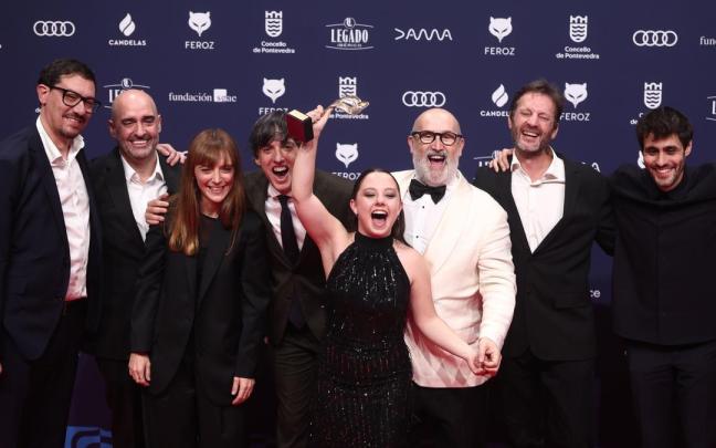 El equipo de Yakarta posa con el Premio a serie dramática por en la alfombra roja de los premiados en los Premios Feroz 2026.