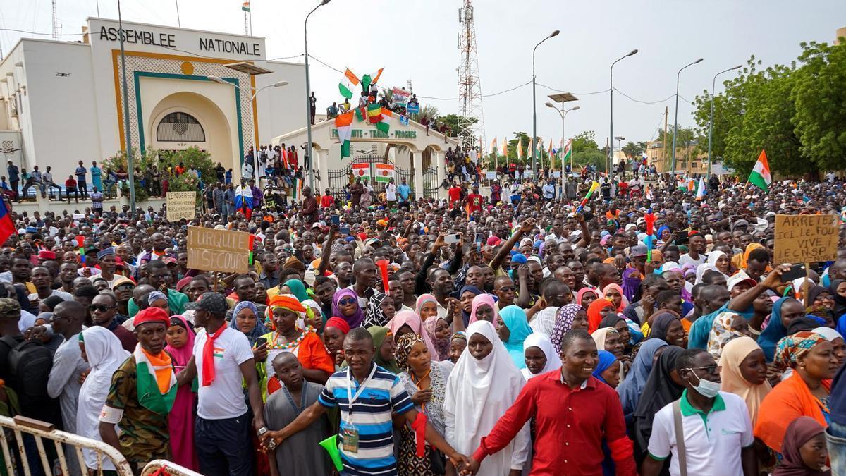 Seguidores de los golpistas de Níger protestan contra una eventual intervención militar.