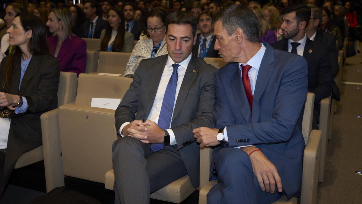El lehendakari, Imanol Pradales, con el presidente español, Pedro Sánchez, en unas conferencias sobre el gobierno abierto celebradas en Gasteiz en octubre de 2025