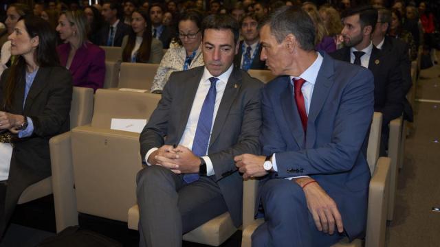 El lehendakari, Imanol Pradales, con el presidente español, Pedro Sánchez, en unas conferencias sobre el gobierno abierto celebradas en Gasteiz en octubre de 2025