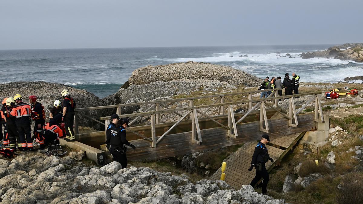 Servicios de emergencias trabajan en el lugar de la pasarela siniestrada en la playa de El Bocal