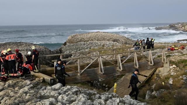 Servicios de emergencias trabajan en el lugar de la pasarela siniestrada en la playa de El Bocal
