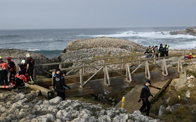 Servicios de emergencias trabajan en el lugar de la pasarela siniestrada en la playa de El Bocal